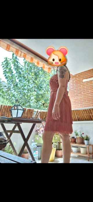 Vestido de fiesta rosa con flecos