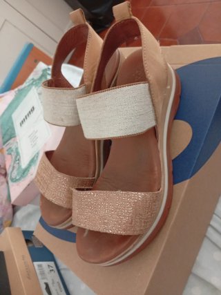 Sandalias cuña marrón y dorado talla 37