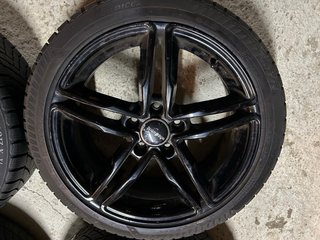Llantas 205/45 R17 Negras con Neumáticos