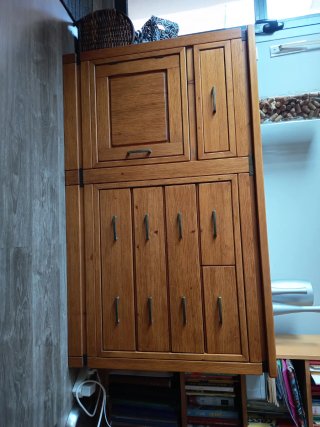 Aparador de madera con cajones