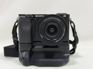 Sony A6400 + 16-50mm + Grip Meike