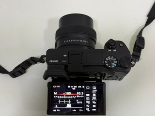 Sony A6400 + 16-50mm + Grip Meike