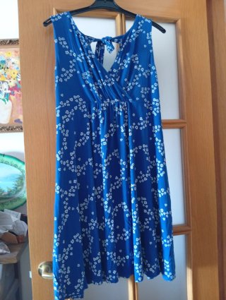 Vestido de verano azul con flores blancas