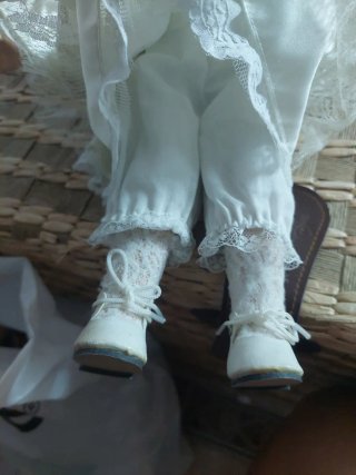Muñeca de porcelana vintage con vestido y sombrero