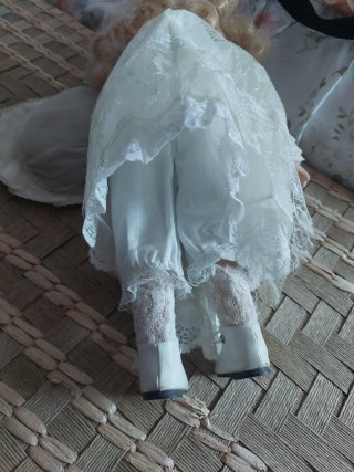 Muñeca de porcelana vintage con vestido y sombrero