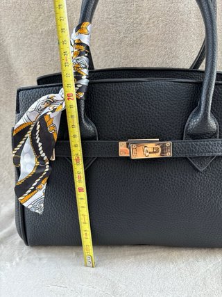Bolso Negro con Pañuelo Multicolor