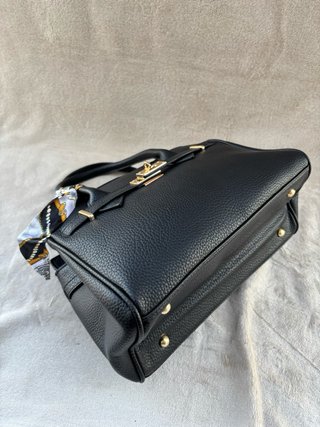 Bolso Negro con Pañuelo Multicolor