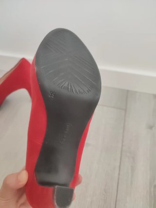 Zapatos de tacón rojos nuevos