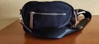 Bolso negro con múltiples cremalleras