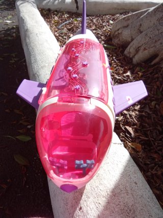Avión de juguete rosa y morado