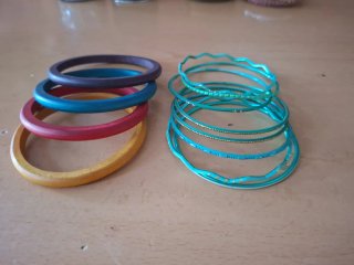 Pulsera plateada con detalles plateados