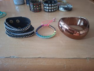 Pulsera plateada con detalles plateados