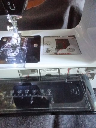 MAQUINA DE COSER ELÉCTRICA DOMESTICA.