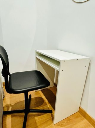 Escritorio Ikea con Silla Negra