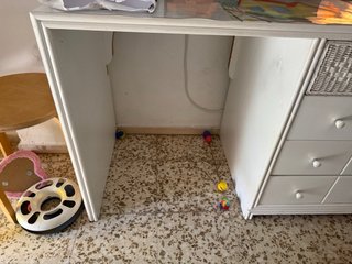 Escritorio blanco con cajones y mimbre