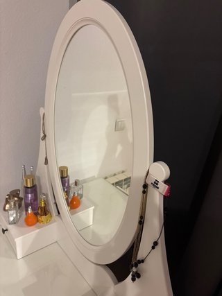 Tocador blanco con espejo y cajones