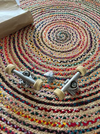 Ejes y ruedas de skate marca