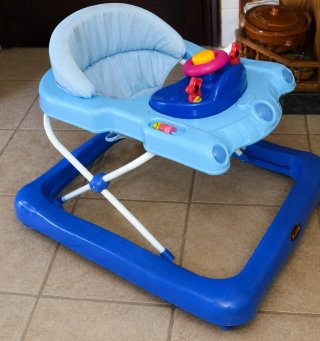 Andador infantil azul con juguetes