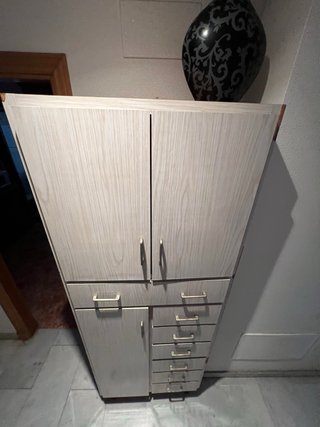 Armario cajonera de madera y plástico