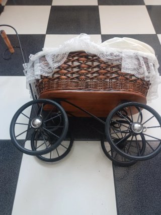 Cochecito de muñecas vintage
