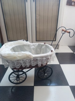 Cochecito de muñecas vintage