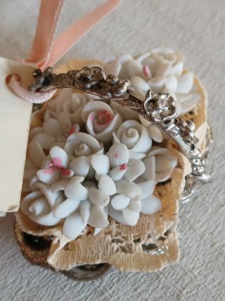 Cestino decorativo in argento e fiori Capodimonte