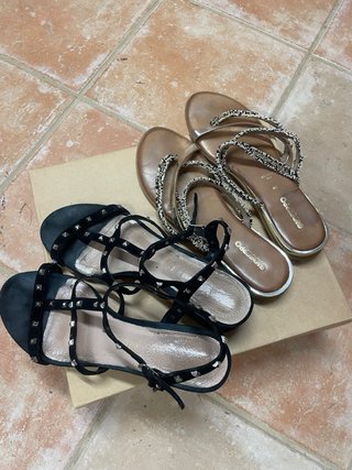 Sandalias de verano negras y doradas