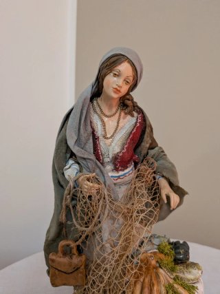 Statuetta terracotta pescatore donna rete