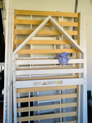 Cama infantil con tobogán y tejado