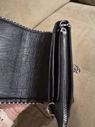 Bolso negro con cadena plateada
