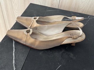Zapatos Stuart Weitzman Talla 42 Dorados/Plateados