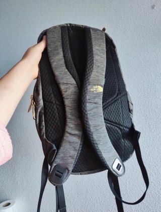 Mochila The North Face Gris y Dorada