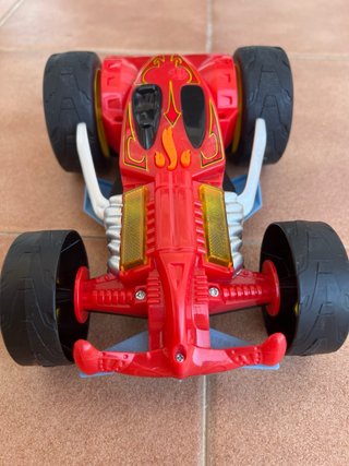 Coche Hot Wheels con música y movimiento