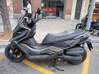 Kymco Scooter Negra y Gris