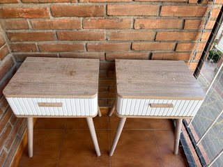 Mesas auxiliares de madera y blanco