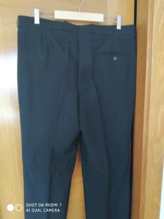 Pantalones de traje negros con pinza