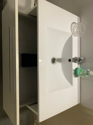 Mueble lavabo con grifo