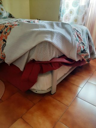 Cabecero, mesilla, somier y colchones