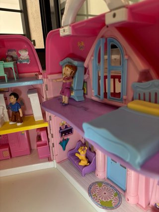 Casita de juguete rosa con accesorios