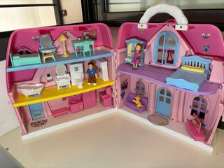 Casita de juguete rosa con accesorios