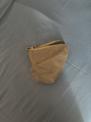 Bolso de mano dorado con pedrería