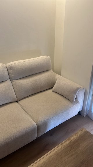 Sofá de tela beige