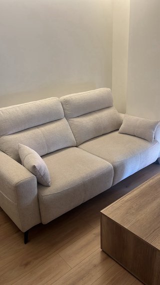 Sofá de tela beige