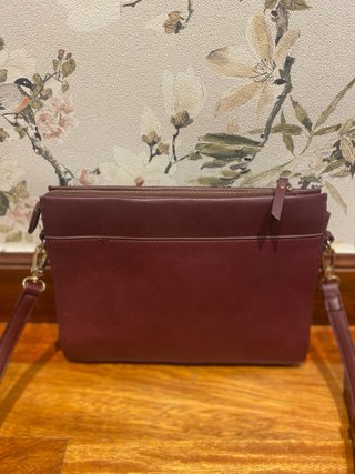 Bolso granate con correa