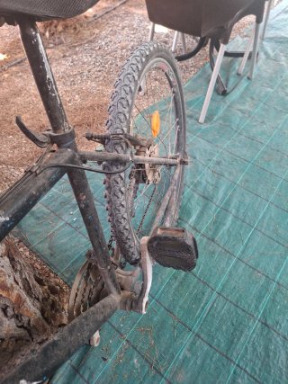 Bicicleta antigua negra funciona bien(PLAYA PUZOL)