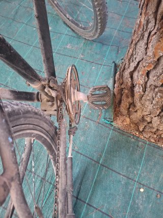 Bicicleta antigua negra funciona bien(PLAYA PUZOL)
