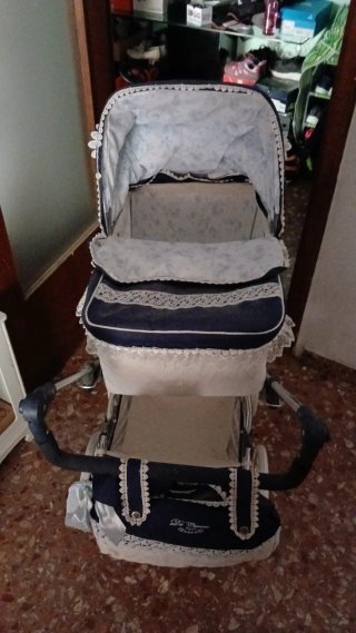 Carro de muñecas azul y blanco