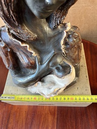 Escultura de mujer amamantando