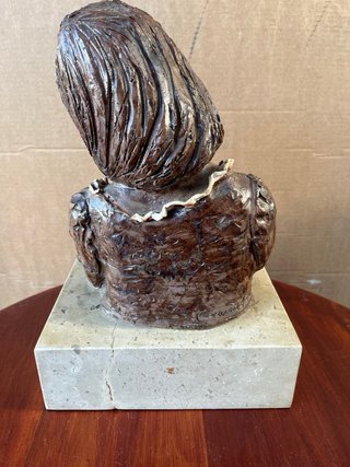 Escultura de mujer amamantando