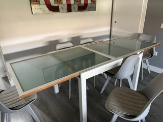 Mesa de comedor cristal y patas blancas